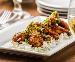 Skrzydełka na ryżu. Jednogarnkowy obiad z piekarnika