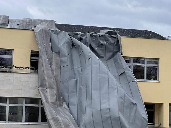 O krok od tragedii! Wiatr zerwał dach z budynku szkoły! [ZDJĘCIA]