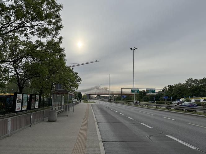 Poranny pożar w Warszawie. Kłęby czarnego dymu nad miastem