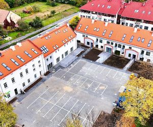 Życie w Architekturze 2025. Przebudowa i remont budynków gospodarczych i mieszkalnego wraz ze zmianą sposobu użytkowania na budynki mieszkalne wielorodzinne oraz lokal usługowy – biuro, a także budowa parkingu naziemnego i niezbędnej 