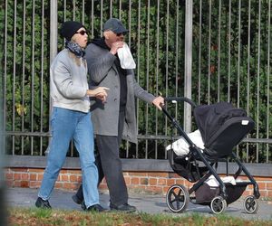 Krzysztof Ibisz z rodziną na spacerze