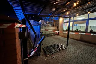 Warszawa. Auto wjechało w ogrodzenie szkoły. 8 osób rannych, w tym sześcioro dzieci