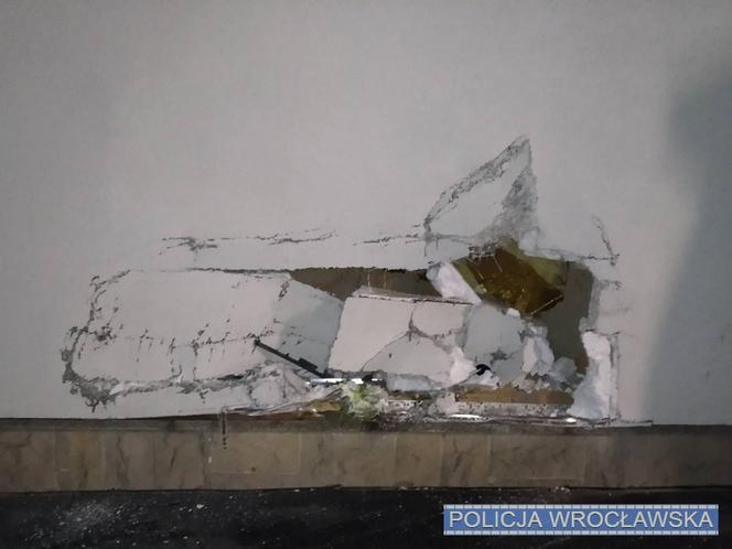 Mieszkaniec Siechnic wjechał autem w lokalny kościół! Tłumaczył, że ma problemy osobiste [ZDJĘCIA]