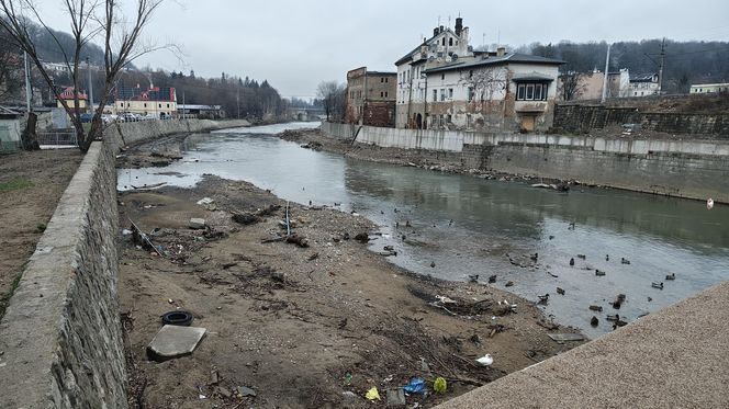 Kłodzko, rzeka Nysa  Kłodzka, grudzień 2024