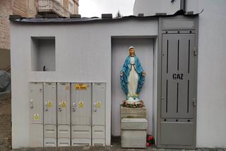 Okrutnie oszpecili figurę Matki Boskiej. Ohyda, profanacja, masakra. Mieszkańcy aż łapią się za głowy!