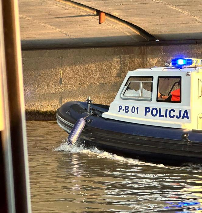 O krok od tragedii na Odrze we Wrocławiu. Kajakarze zderzyli się ze statkiem, jeden z nich wpadł do wody