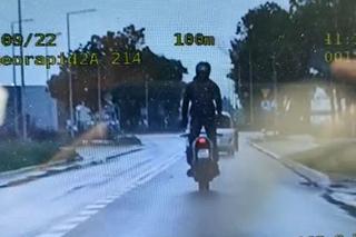 21-latek popisywał się na motocyklu. Zrobił to na oczach policjantów! Wszystko się nagrało