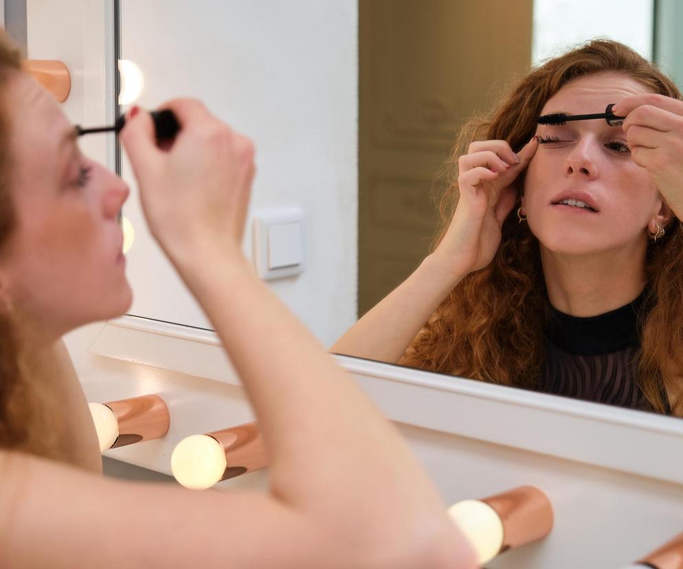 Nie zmywasz makijażu przed pójściem spać? Okulistka pokazuje, co może czekać