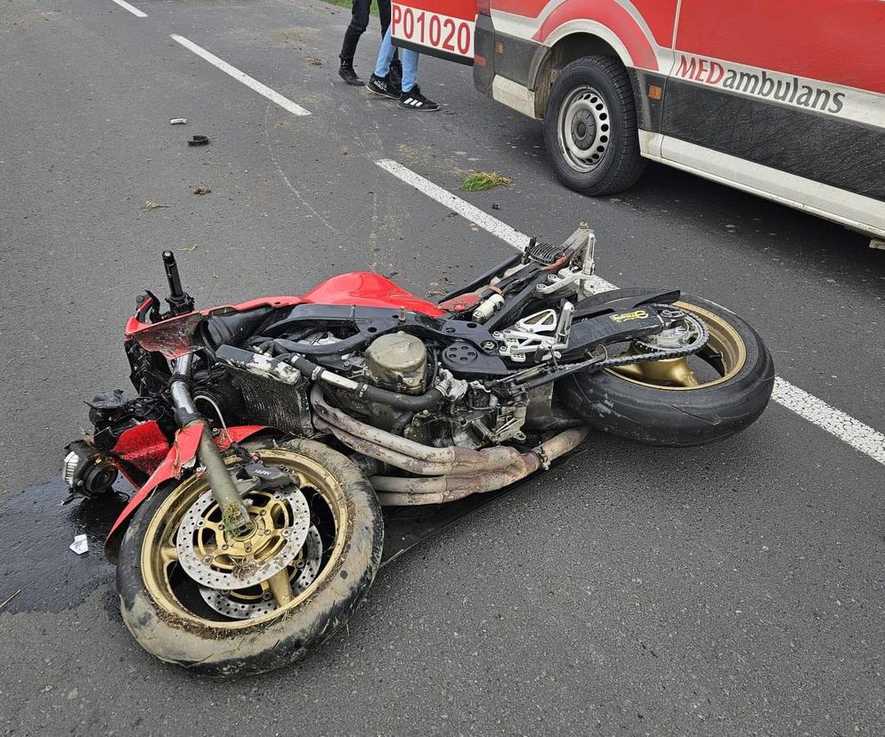 Pijany młody motocyklista wpadł do rowu. Wiózł pijanego kolegę