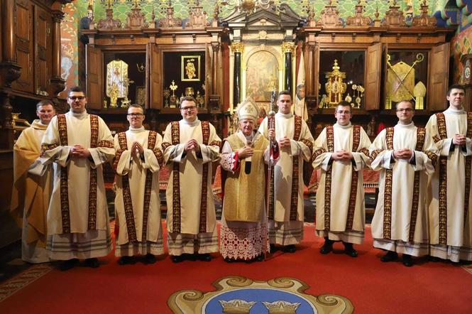 Abp M. Jędraszewski wyświęcił nowych diakonów. Ilu mężczyzn chce zostać księżmi?