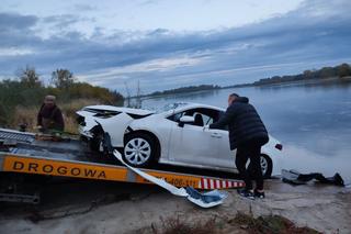 Ratownicy WOPR wydobywali zatopione w Wiśle auto