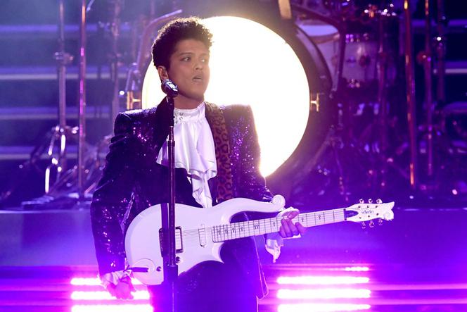 Grammy 2017 - Bruno Mars jako Prince