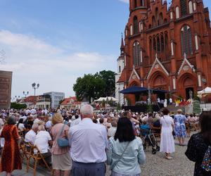 Boże Ciało 2024. Tłumy wiernych przeszły w procesji ulicami Białegostoku