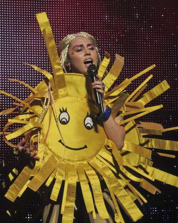 Miley Cyrus przebrania na koncerce w Vancouver
