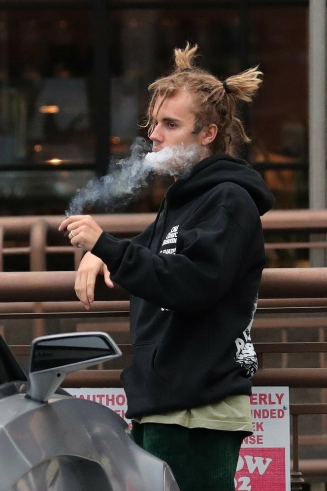 Justin Bieber z papierosem