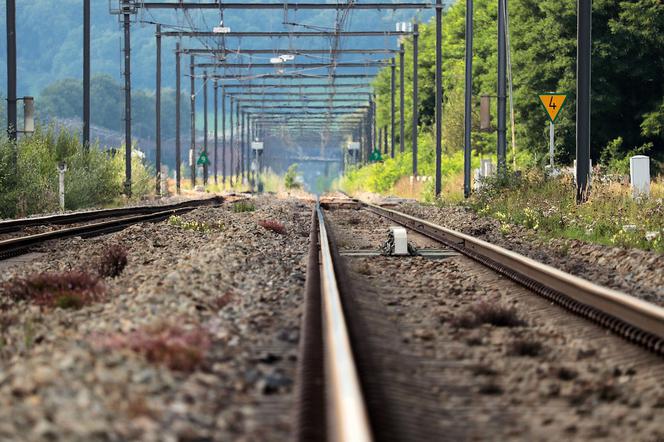 Małopolska: o krok od tragedii! Pociąg przejechał nad śpiącym między szynami pijanym mężczyzną