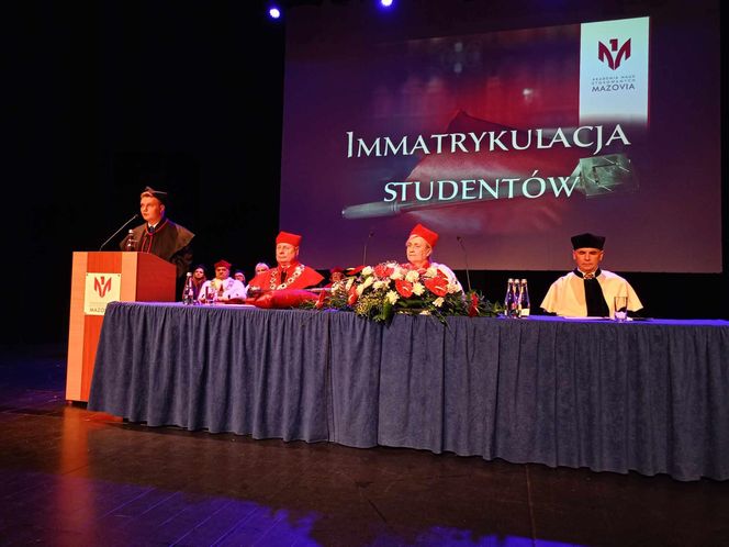 Podczas uroczystej ceremonii inauguracji nowego roku akademickiego 2024/2025 odbyła się tradycyjna immatrykulacja studentów i studentek pierwszego roku.