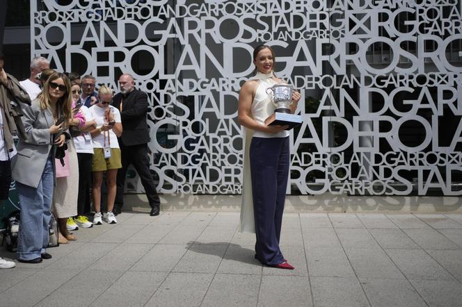 Zjawiskowa Iga Świątek świętuje zwycięstwo w Roland Garros