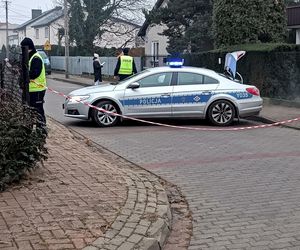 Sąsiedzi usłyszeli strzał, ciało kobiety leżało przy bramie. Nie żyje żona byłego policjanta