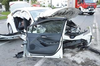 Toyota została roztrzaskana na drzewie. Trzy osoby trafiły do szpitala