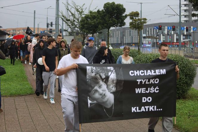 Setki osób upamiętniły Oliwiera. 20-latek zmarł po interwencji policji. "Zabili go jak zwierzę"