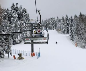 Niewielka wieś w Małopolsce już za chwilę będzie pękać w szwach. Czekają na narciarzy 