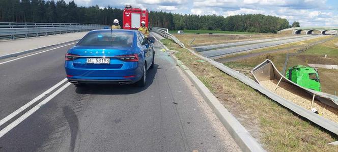 Cieżarówka spadła z wiaduktu na trasie DK 61! Na miejscu działają służby