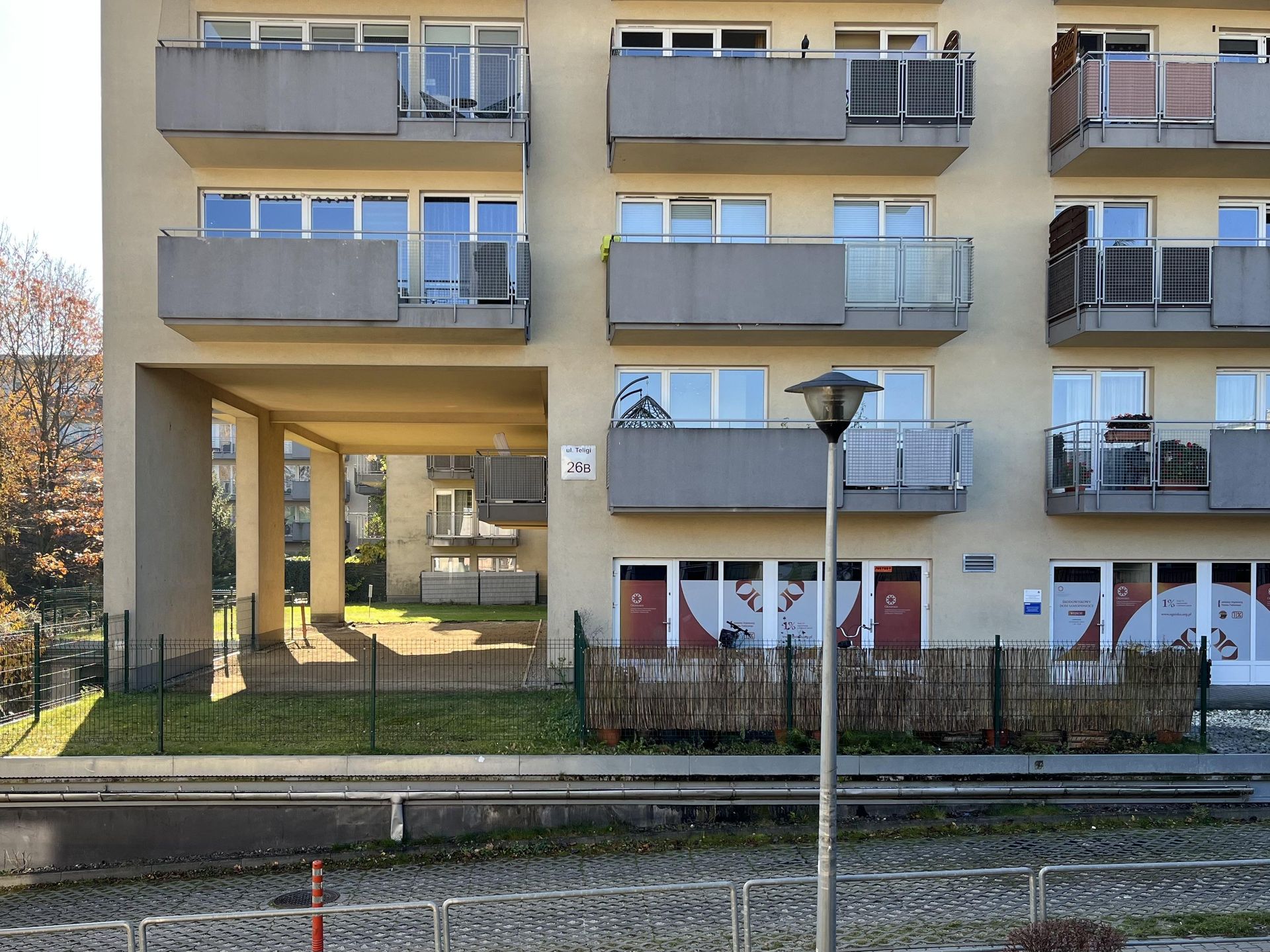 Teligi 26 w Krakowie. Blok z ukrytym balkonem