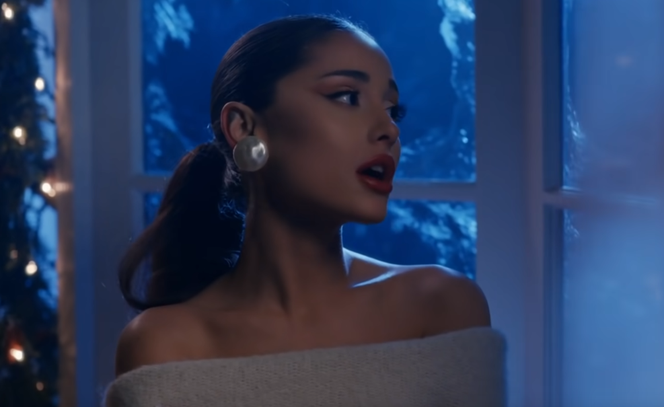 Piosenki świąteczne 2021: Ariana Grande prezentuje nowy hit. Towarzyszą jej wielkie gwiazdy
