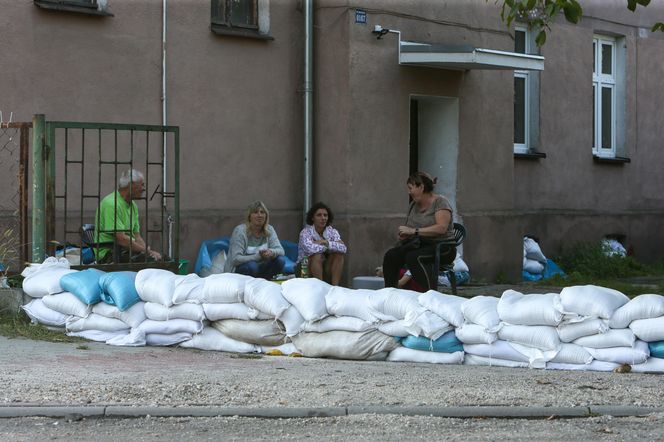 Rzeka Bóbr wdarła się na ulice Żagania