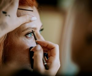 Odwołaj wizyte u makijażystki i sama zrób kreskę na opadającej powiece. W ten sposób otworzysz oko i odejmiesz sobie lat. Kobiety po 50-tce muszą poznać ten trick