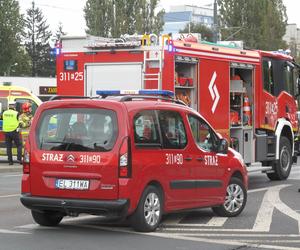 Groźny wypadek na Retkini. Zderzenie karetki pogotowia z peugeotem