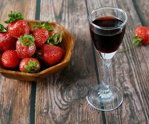  Czy rabarbar i truskawki mogą być jeszcze lepsze? Spróbuj tej nalewki i przekonaj się