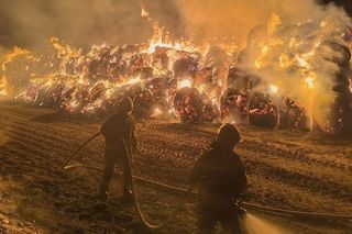 Dramat w Wójcinie! Rolnik stracił cały zapas słomy. Podejrzewa podpalenie i wskazuje na sąsiada