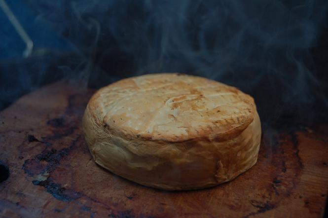 Camembert z rukolą i pomidorami Magdy Gessler: przekąski na andrzejki