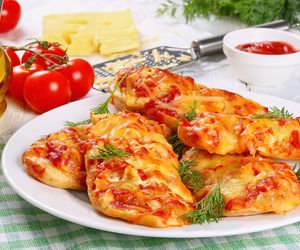 Przepyszne fileciki z piersi kurczaka zapiekane ze świeżymi pomidorami i serem