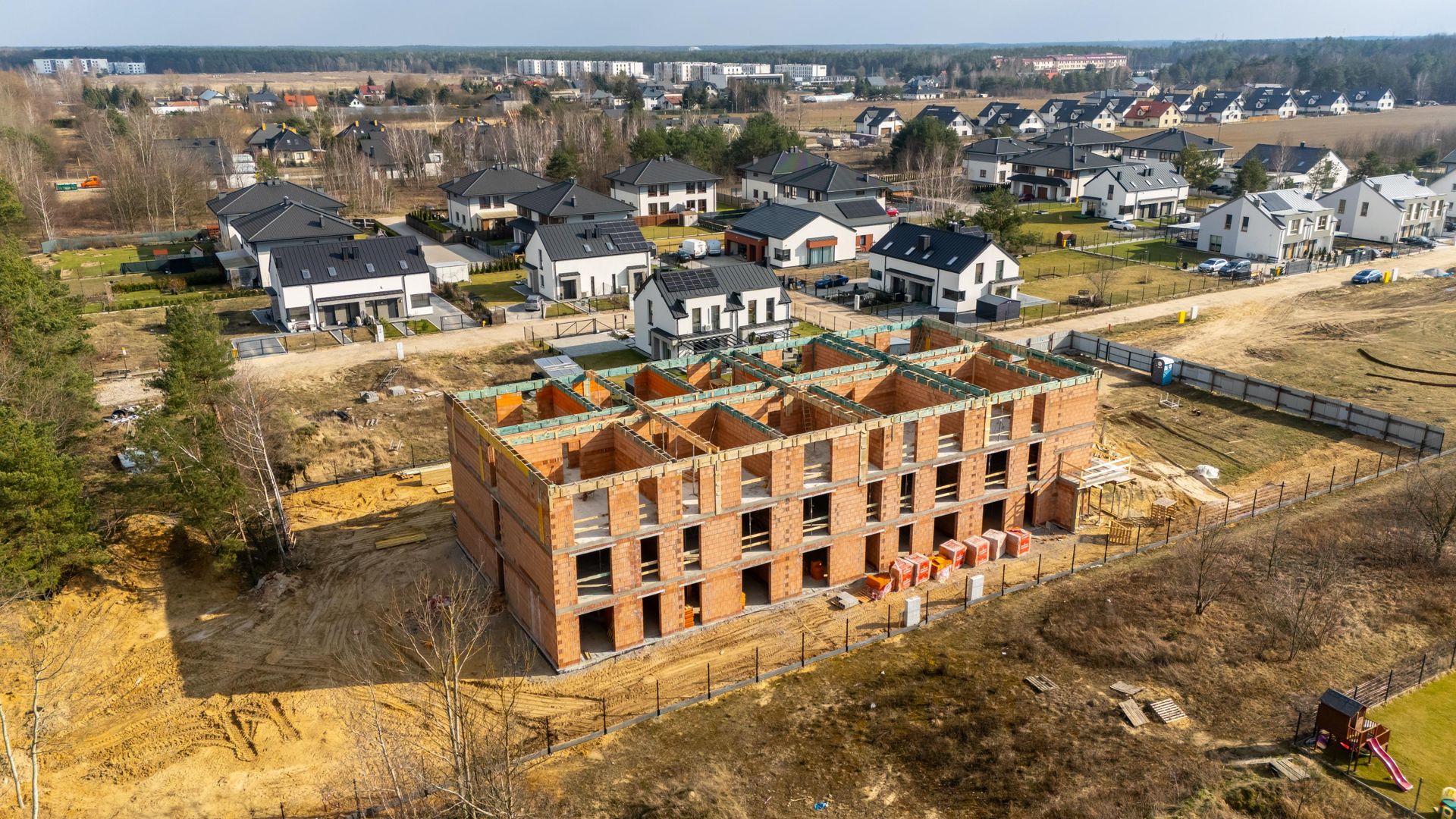 Kontrowersyjna budowa domu jednorodzinnego w Wieliszewie