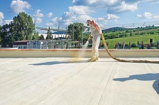 Piana natryskowa do izolacji dachu