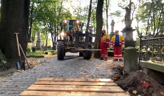 Tramwajarze weszli na Powązki. Co oni tam robili?