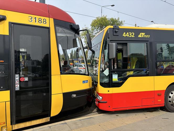 Czołowe zderzenie autobusu miejskiego z tramwajem. Kierowca zasłabł za kierownicą