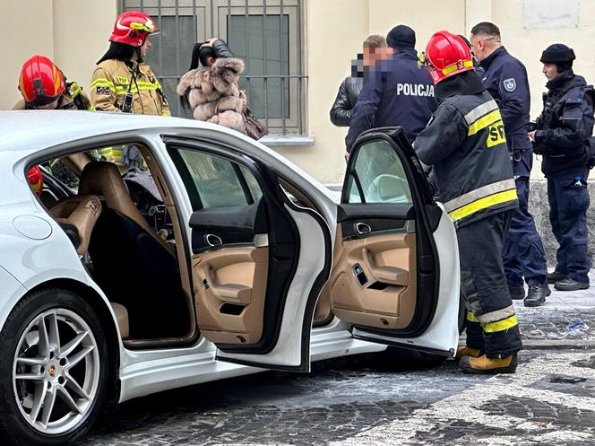 Porsche Panamera w ogniu! Pożar luksusowego auta w centrum Warszawy