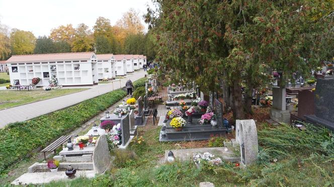 Tłumy na cmentarzu przy ul. Poprzecznej. Olsztynianie odwiedzają groby bliskich [ZDJĘCIA]