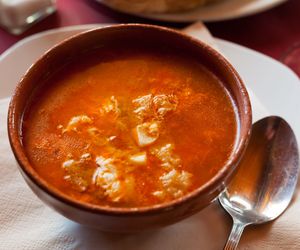 Baskijska zupa czosnkowa -  pyszna, sycąca i dosłownie z niczego