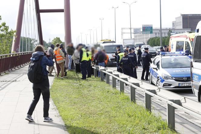 Aktywiści znów blokują Warszawę. Przykleili się do mostu, interweniowało pogotowie