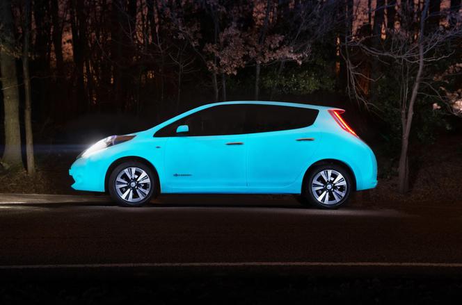  świecący Nissan Leaf