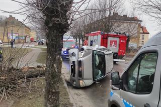 Wypadek w Skarżysku-Kamiennej. Samochód uderzył w drzewo i przewrócił się na bok!
