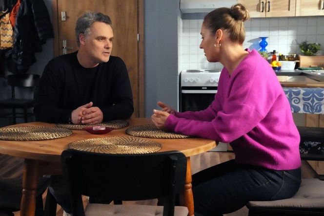 Barwy szczęścia odc. 3203 po wakacjach. Beata (Anita Jancia), Karol Czubak (Jan Wieczorkowski)