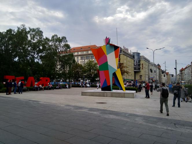 Rzeźba Arlekina stanęła na skwerze Wojciecha Młynarskiego we Wrocławiu. Autorem jest Włoch Alessandro Mendini