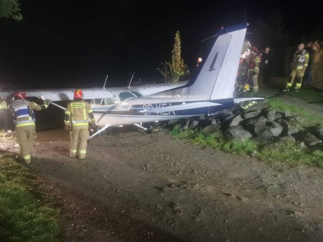 Awionetka runęła do jeziora międzybrodzkiego w Żywcu. Pilot uratowany, awionetka również
