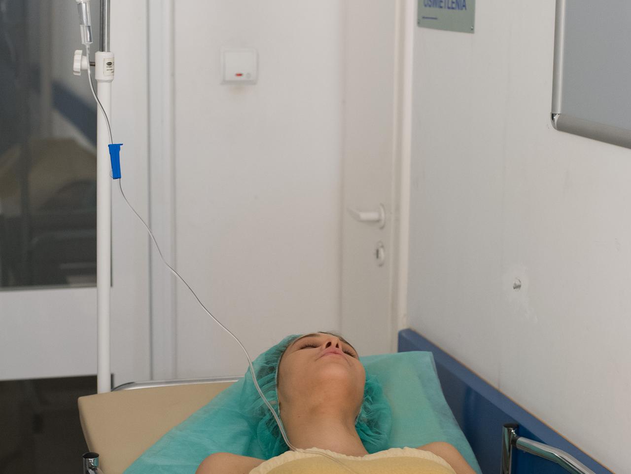 W ''Na Wspólnej'' strzelanina jest tragiczna w skutkach. Kamil Hoffer  (Kazimierz Mazur) wyszedł z tego cało. Niestety kula zamiast jego  trafiła jego koleżankę Anetę. Czy dziewczyna umrze? W 1851 odcinku ''Na  Wspólnej''  Kamil dowiaduje się, że koleżanka już do końca życia może  być kaleką. Jak skończy się zemsta Jakubowskiego (Zbigniew Konopka)? Hoffer  obwinia się o cale zajście. Po wszystkim, Kamil i Aneta są ze sobą  bardzo blisko... Zuza (Małgorzata Socha) powinna być zazdrosna?